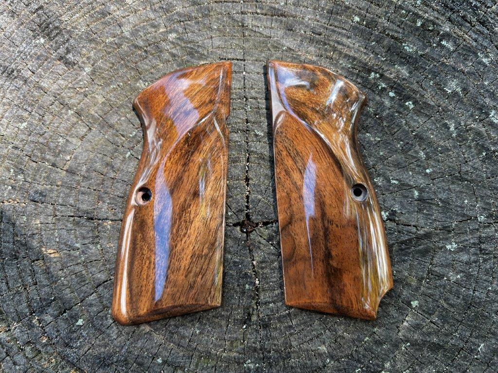 Heirloom-Grade MastersGrips with Lanyard Cut for Hi-Power AVAILABLE FOR IMMEDIATE SHIPPING HP1268HL