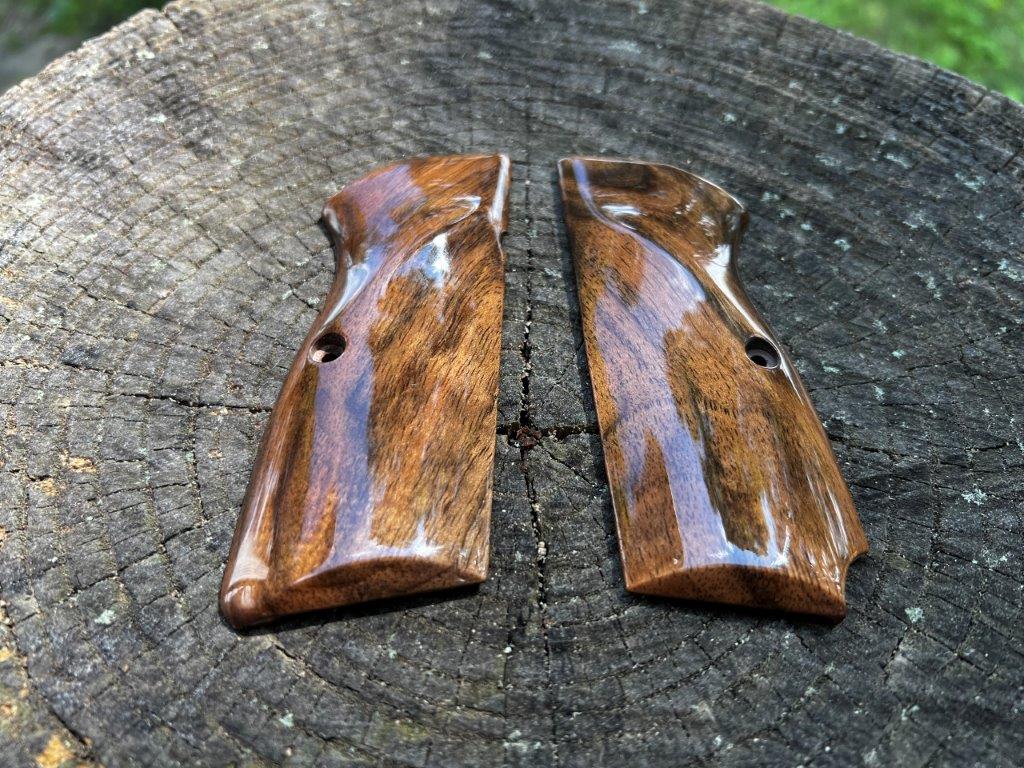 Heirloom-Grade MastersGrips with Lanyard Cut for Hi-Power AVAILABLE FOR IMMEDIATE SHIPPING HP1268HL - Image 2