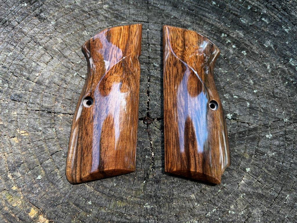 Heirloom-Grade MastersGrips with Lanyard Cut for Hi-Power AVAILABLE FOR IMMEDIATE SHIPPING HP1273HL