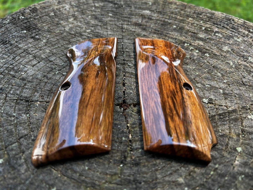 Heirloom-Grade MastersGrips with Lanyard Cut for Hi-Power AVAILABLE FOR IMMEDIATE SHIPPING HP1273HL - Image 2