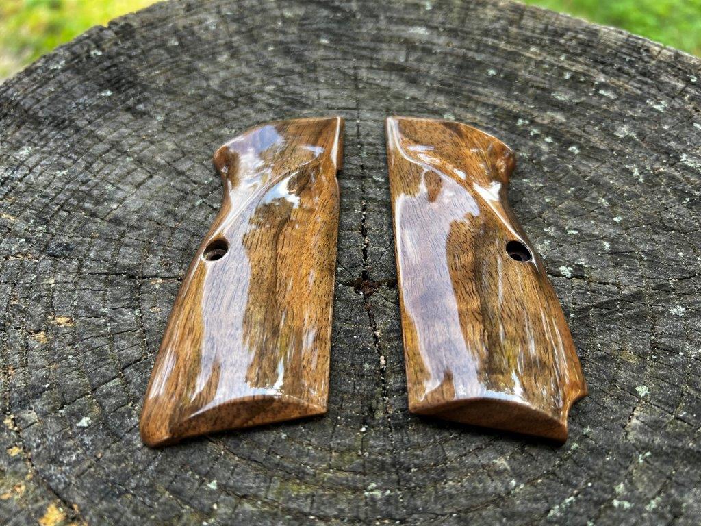 Heirloom-Grade MastersGrips with Lanyard Cut for Hi-Power AVAILABLE FOR IMMEDIATE SHIPPING HP1284HL - Image 2