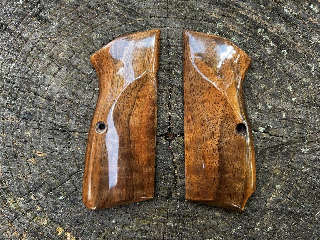 Heirloom-Grade MastersGrips with Lanyard Cut for Hi-Power AVAILABLE FOR IMMEDIATE SHIPPING HP1284HL