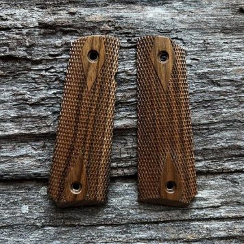 1911 GOVERNMENT Master's Grips CHECKERED Ready for Immediate Shipping 1911-1032-C