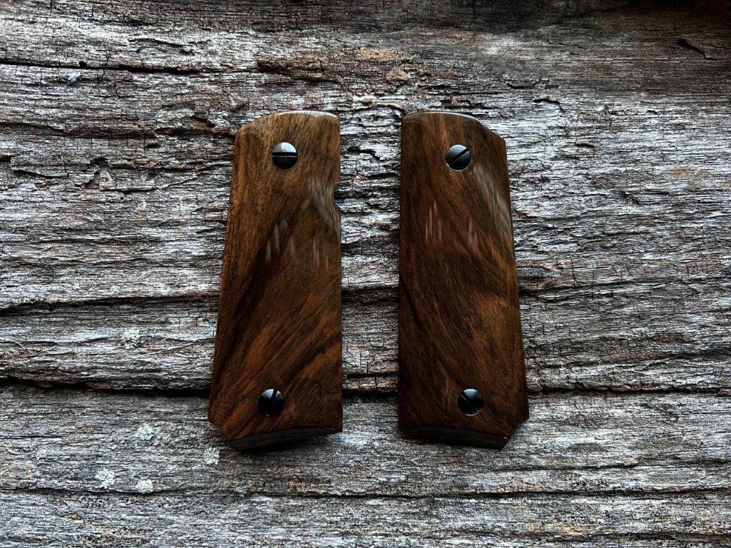 1911 OFFICER'S HEIRLOOM Master's Grips Ready for Immediate Shipping 1911-1128-CH