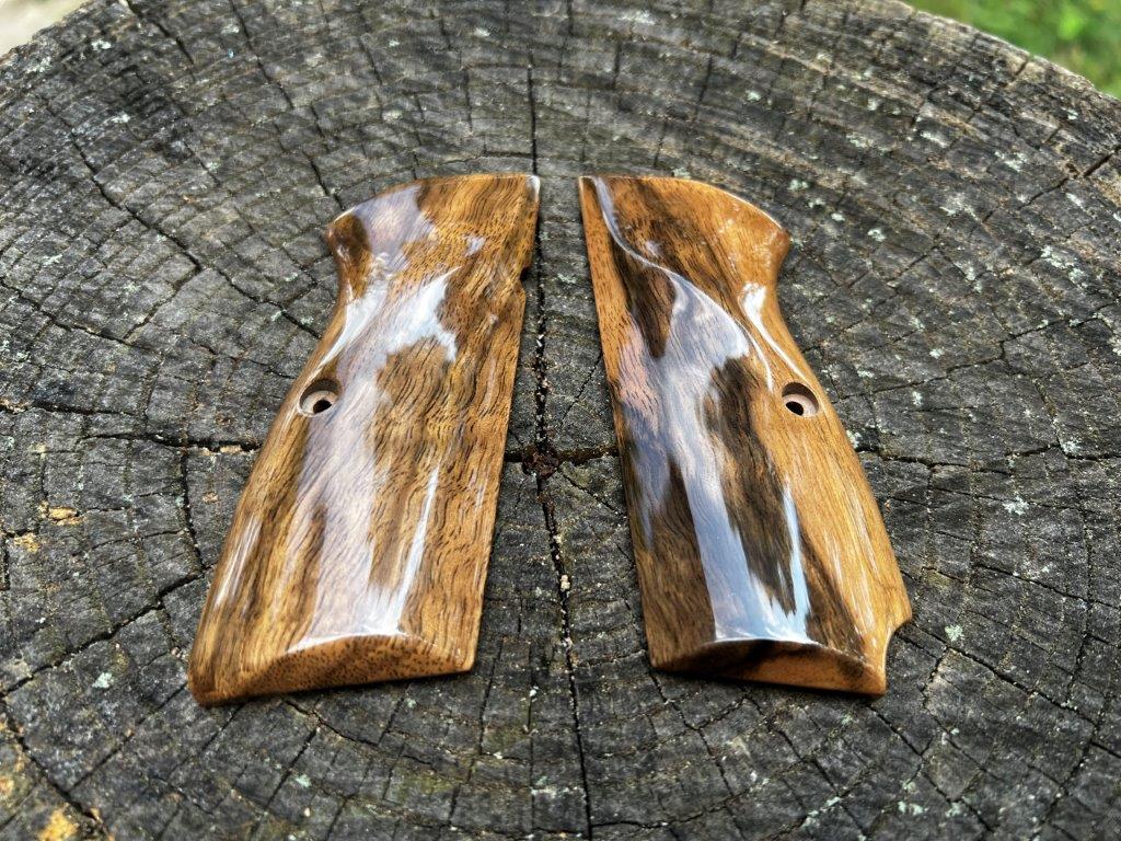 Heirloom-Grade MastersGrips with Lanyard Cut for Hi-Power AVAILABLE FOR IMMEDIATE SHIPPING HP1269HL - Image 2