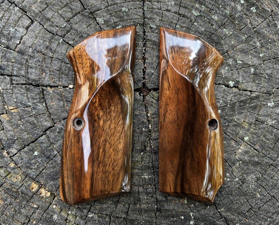 Heirloom-Grade MastersGrips with Lanyard Cut for Hi-Power AVAILABLE FOR IMMEDIATE SHIPPING HP1271HL