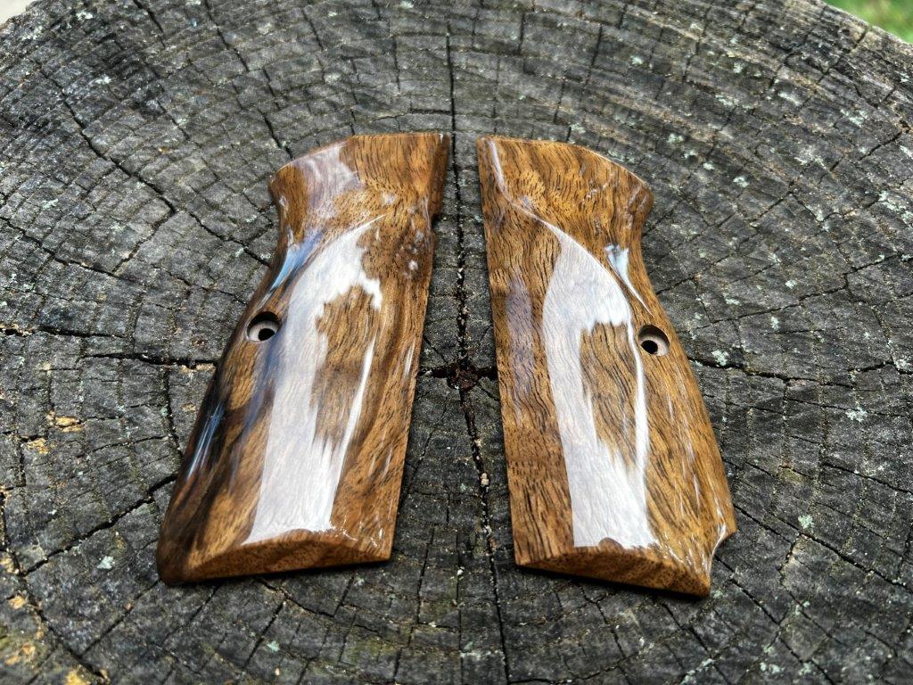 Heirloom-Grade MastersGrips with Lanyard Cut for Hi-Power AVAILABLE FOR IMMEDIATE SHIPPING HP1276HL - Image 2