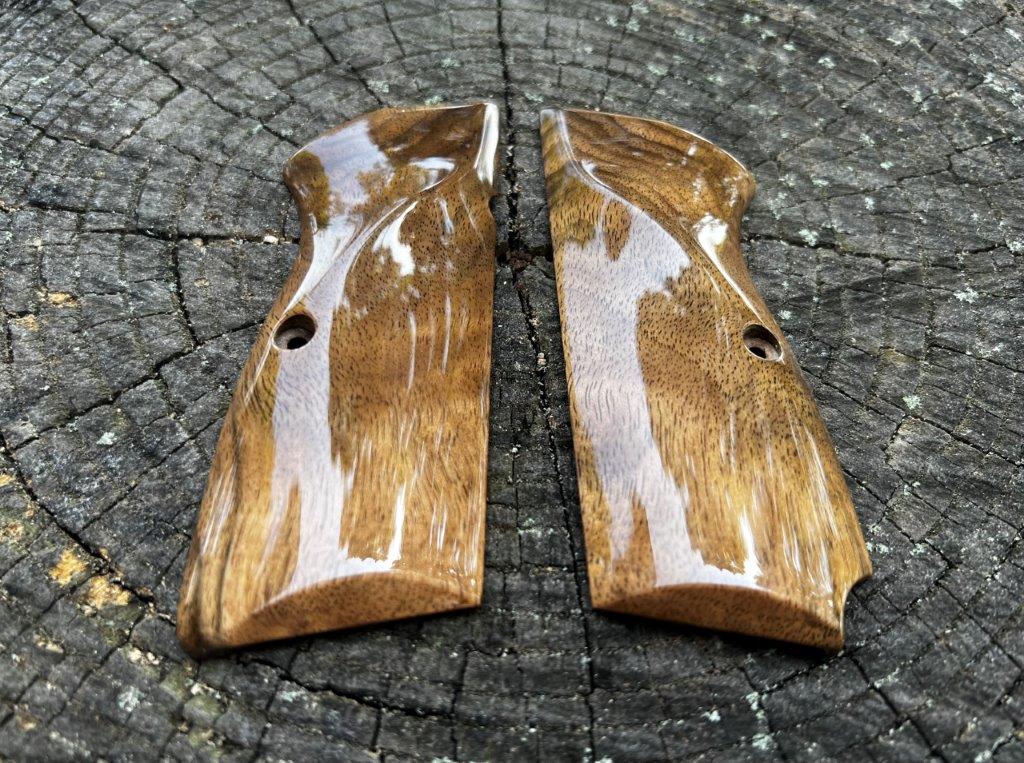 Heirloom-Grade MastersGrips with Lanyard Cut for Hi-Power AVAILABLE FOR IMMEDIATE SHIPPING HP1278HL - Image 2