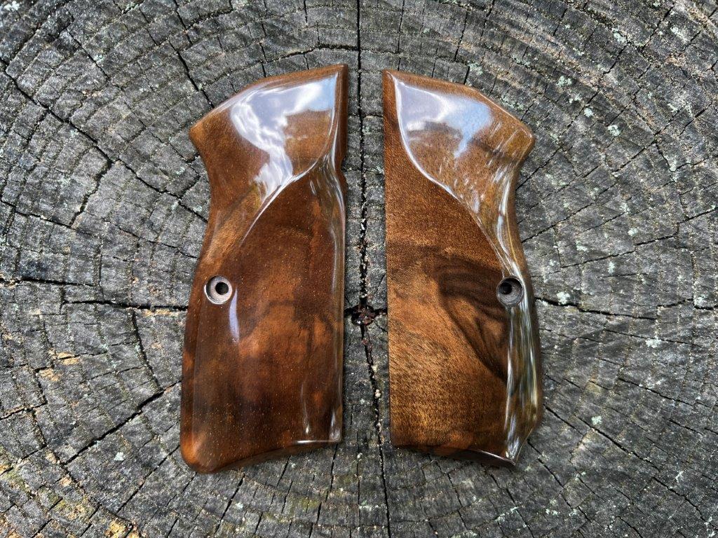 Heirloom-Grade MastersGrips with Lanyard Cut for Hi-Power AVAILABLE FOR IMMEDIATE SHIPPING HP1279HL