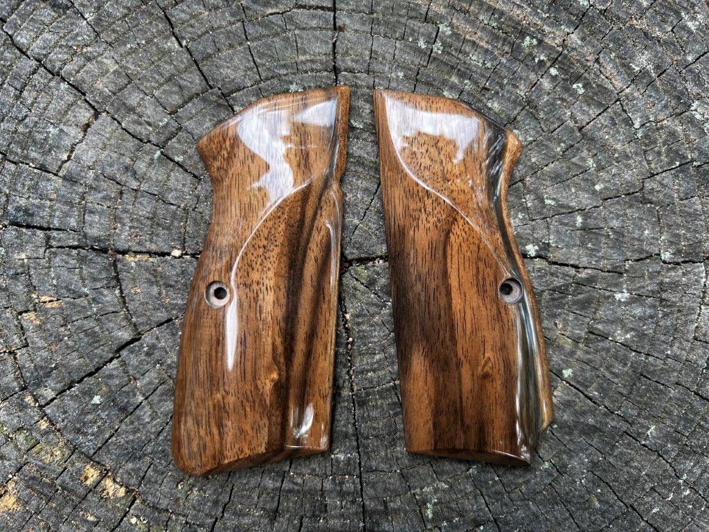 Heirloom-Grade MastersGrips with Lanyard Cut for Hi-Power AVAILABLE FOR IMMEDIATE SHIPPING HP1286HL