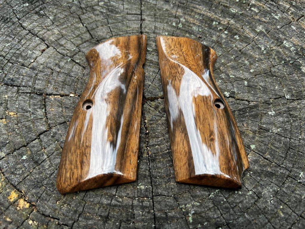 Heirloom-Grade MastersGrips with Lanyard Cut for Hi-Power AVAILABLE FOR IMMEDIATE SHIPPING HP1286HL - Image 2