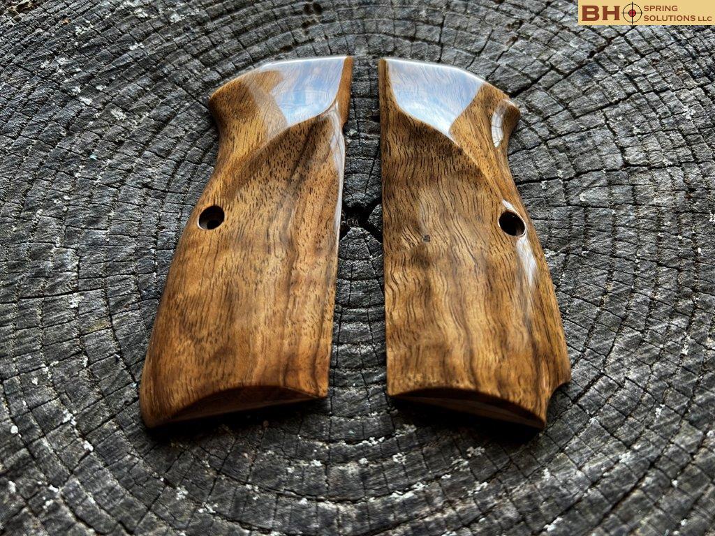 Heirloom-Grade MastersGrips with Lanyard Cut for Hi-Power AVAILABLE FOR IMMEDIATE SHIPPING HP1270HL - Image 2